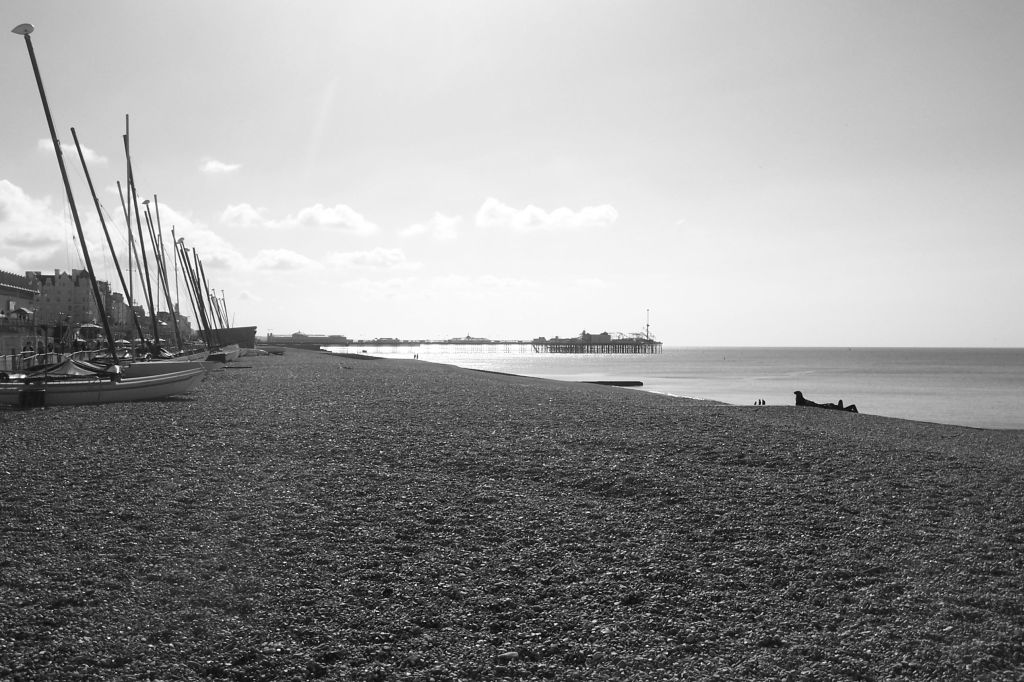 Brighton Beach mit Blick auf die Seebrücke (Brighton Palace Pier)